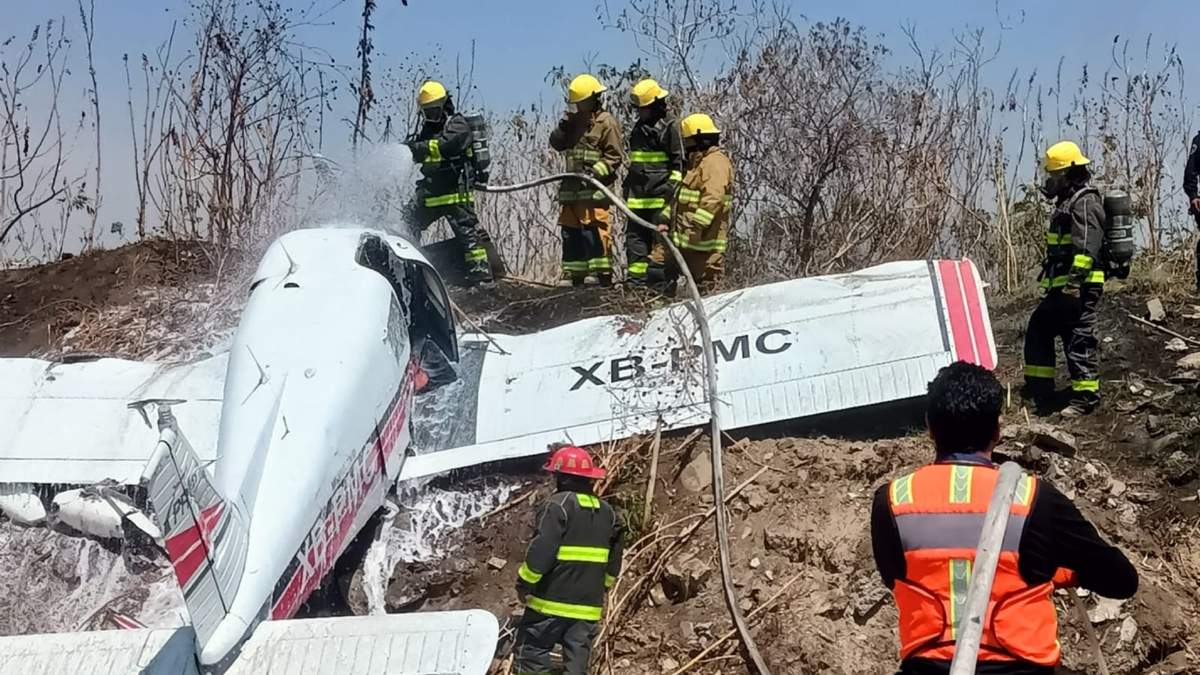 Bomberos atendieron el incidente de la avioneta desplomada en terrenos de cultivo, en San Diego Cuachayotla