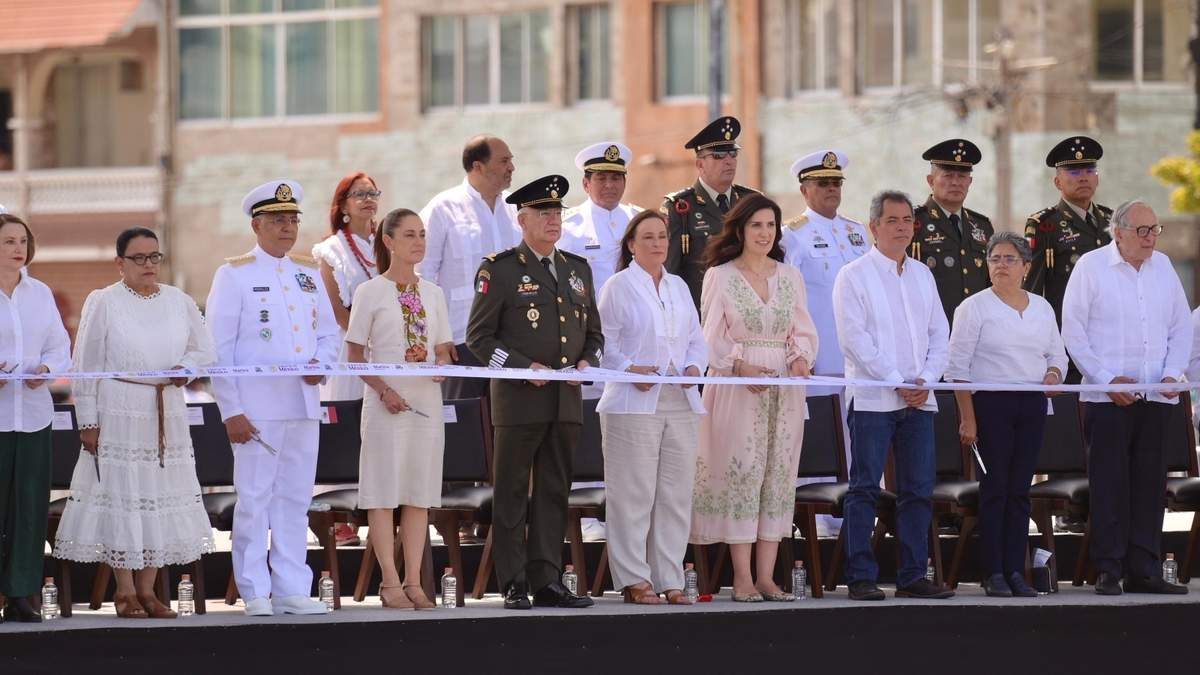 La presidenta Claudia Sheinbaum en la ceremonia por el 204 aniversario de la Armada de México en el Puerto de Veracruz