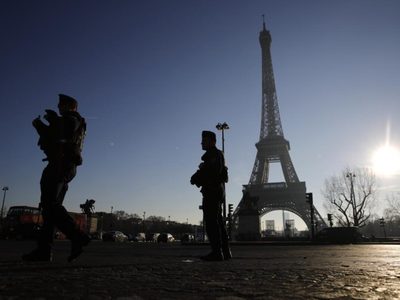 Francia redobla seguridad para festejos por Año Nuevo
