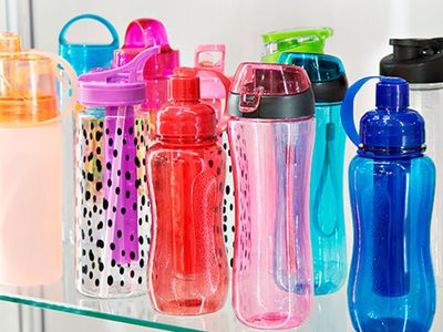 El trucazo para limpiar tus botellas de agua por dentro, desinfectarlas y dejarlas relucientes
