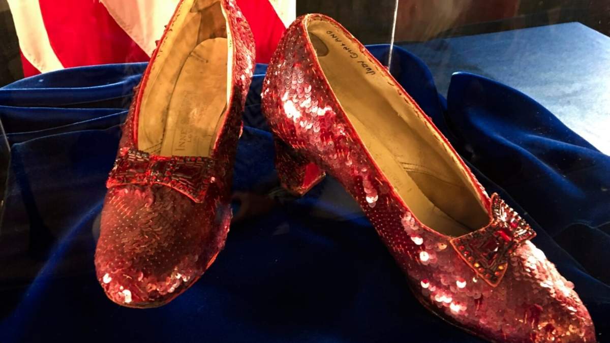 Las zapatillas de rubí que usó Judy Garland en "El mago de Oz", se exhiben en una conferencia de prensa, el 4 de septiembre de 2018, en la oficina del FBI en Brooklyn Center, Minnesota