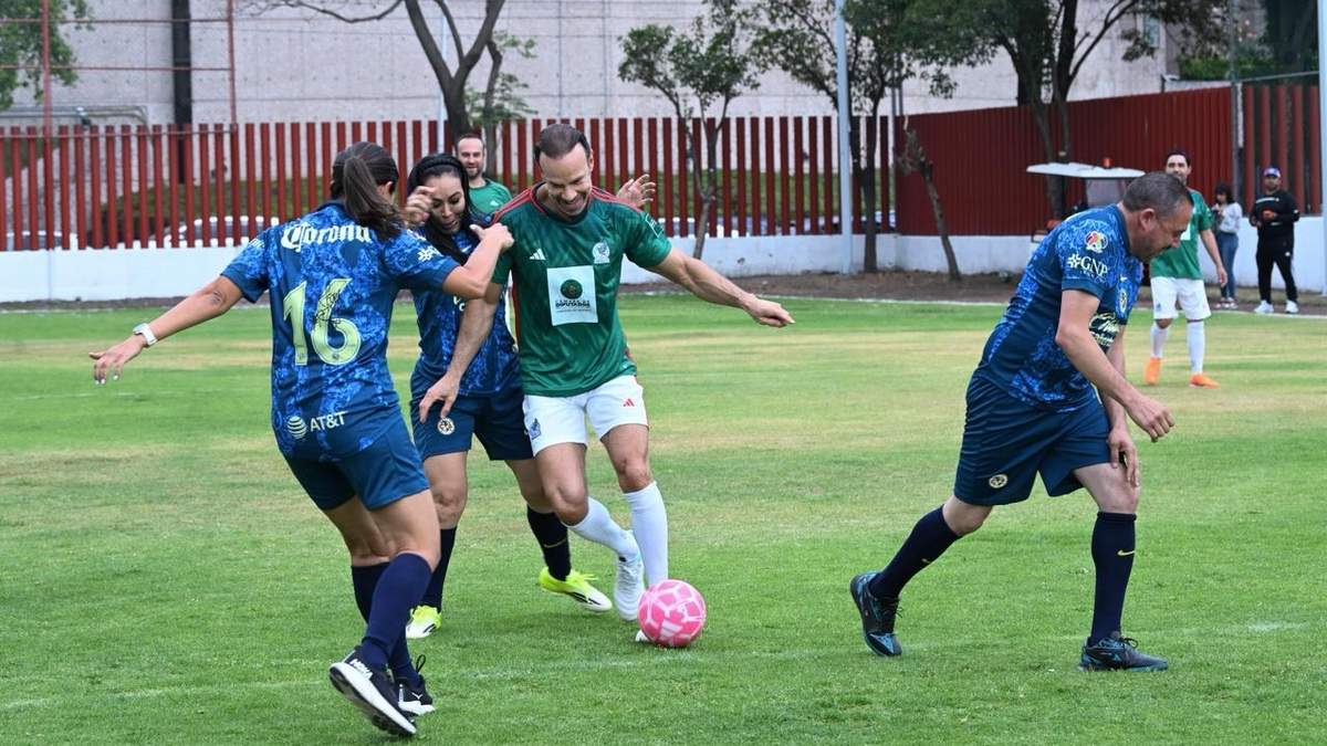 El exfutbolista Luis Roberto Alves “Zague” en partido contra diputados de la Comisión de Deporte