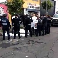 Una mujer muere al quedar en el fuego cruzado entre policías y presuntos delincuentes