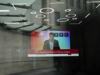 Presidente de la BBC renuncia por polémica de préstamo a Boris Johnson