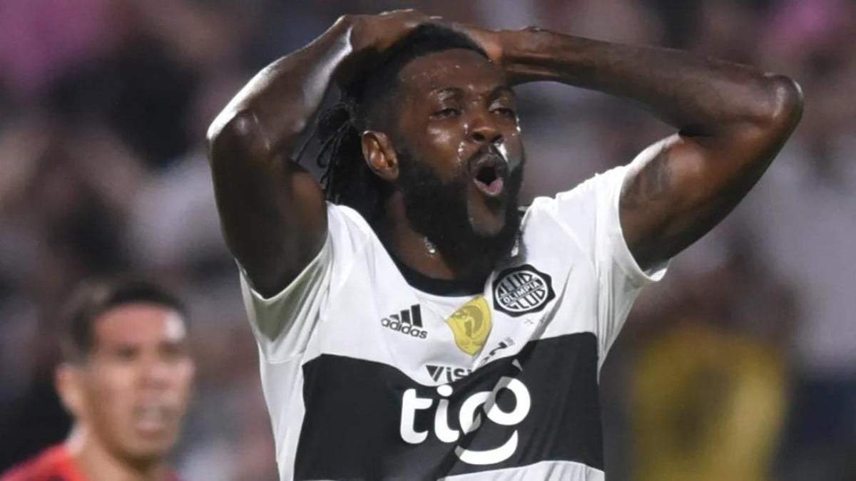 Emmanuel Adebayor. Fuente: (Twitter).