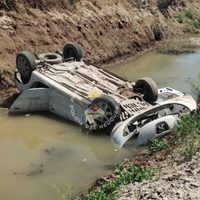 Un joven manejaba alcoholizado y cayó al canal de Valentina Sur