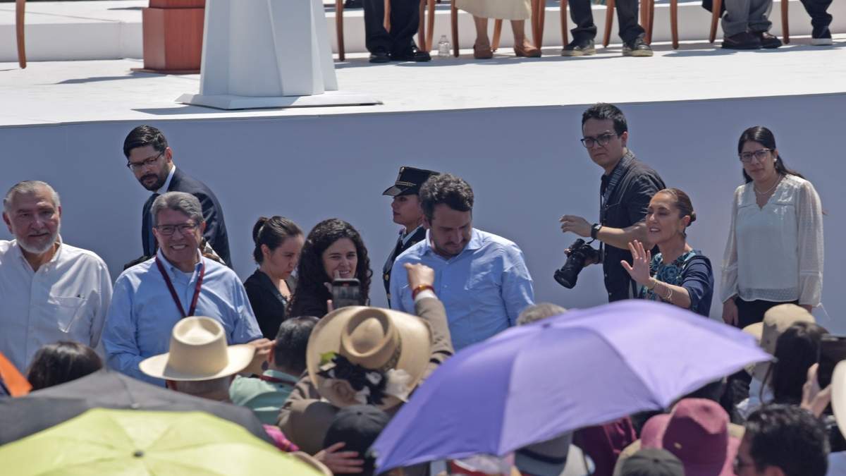 Manuel Velasco, Adán Augusto López, Ricardo Monreal, Luisa Alcalde y Andrés Manuel López Beltrán, en el momento que va pasando la mandataria