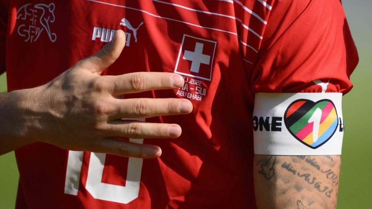 El futbolista sueco Granit Xhaka con el brazalete "One Love" en un partido en Abu Dabi, antes del Mundial de Qatar 2022
