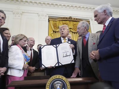 Cárteles ejercen “tremendo control” sobre México: Trump; firma ley contra fentanilo