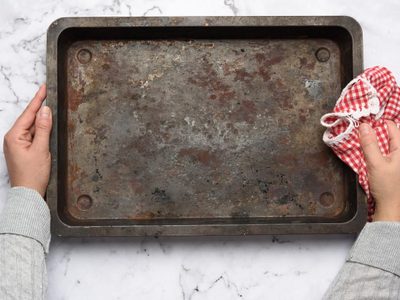 El secreto de las abuelas para dejar relucientes las bandejas del horno quemadas en pocos minutos
