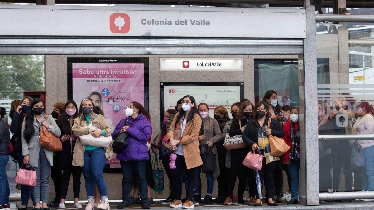 Un grupo de mujeres espera el Metrobús en la estación Colonia del Valle