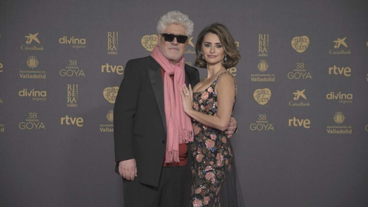 El director de cine Pedro Almodóvar y la actriz Penélope Cruz posan antes de la 38a edición de los Premios Goya en Valladolid, España