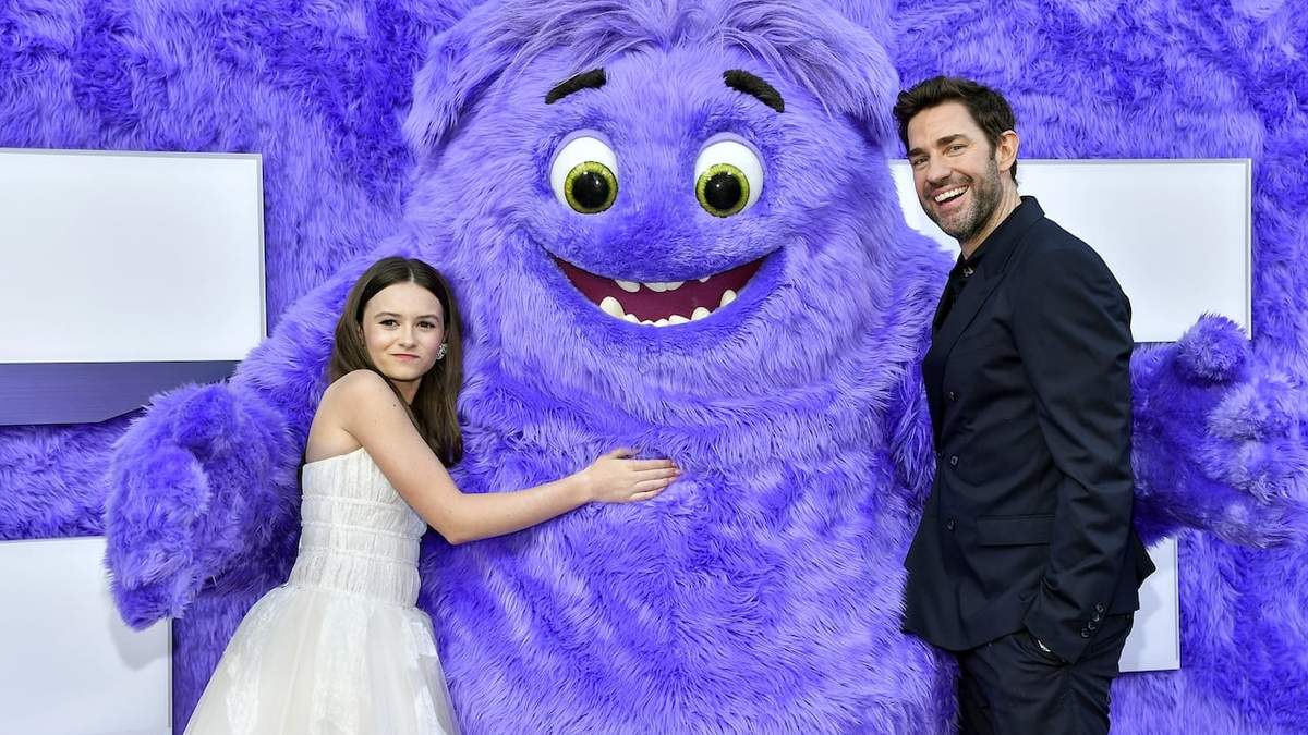 Cailey Fleming y John Krasinski en la premiere de Amigos Imaginarios