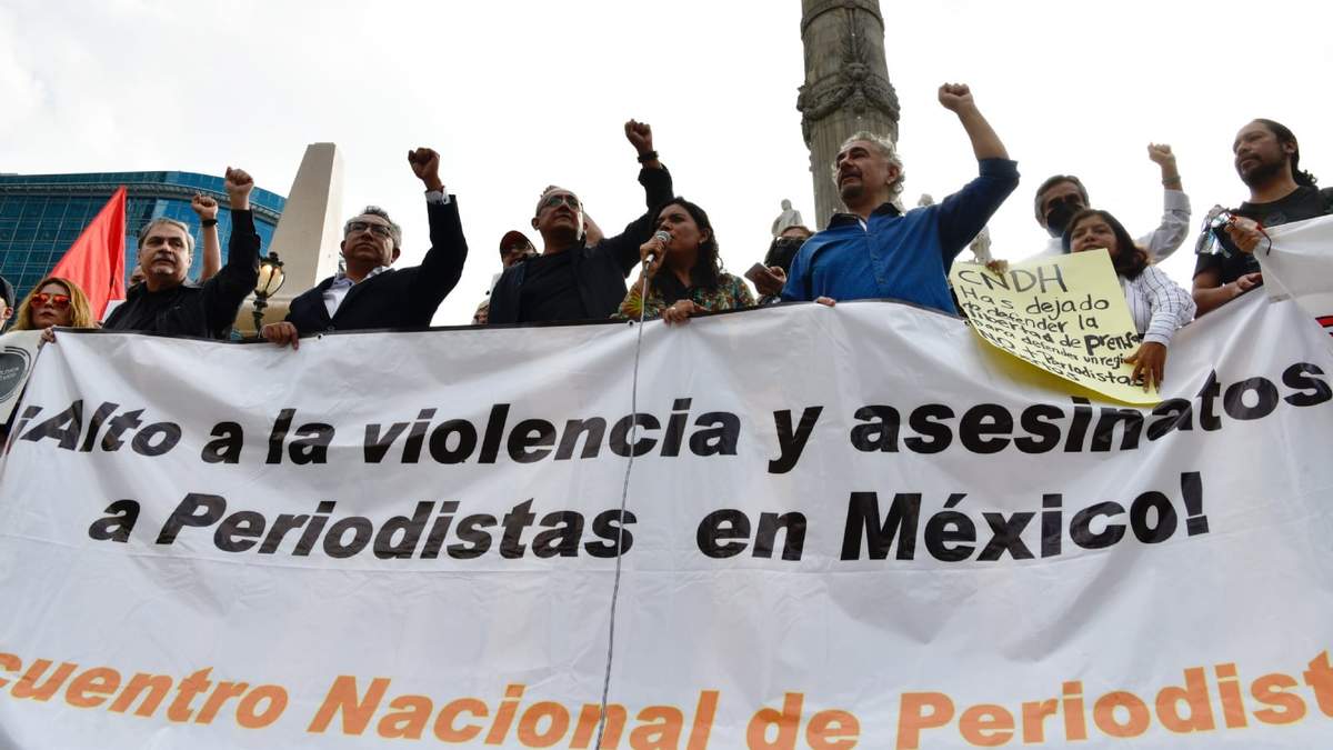 Protesta de periodistas en el Ángel de la Independencia