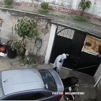 Captan caída de un hombre en socavón que se formó en su casa en Valle de Chalco (Video)