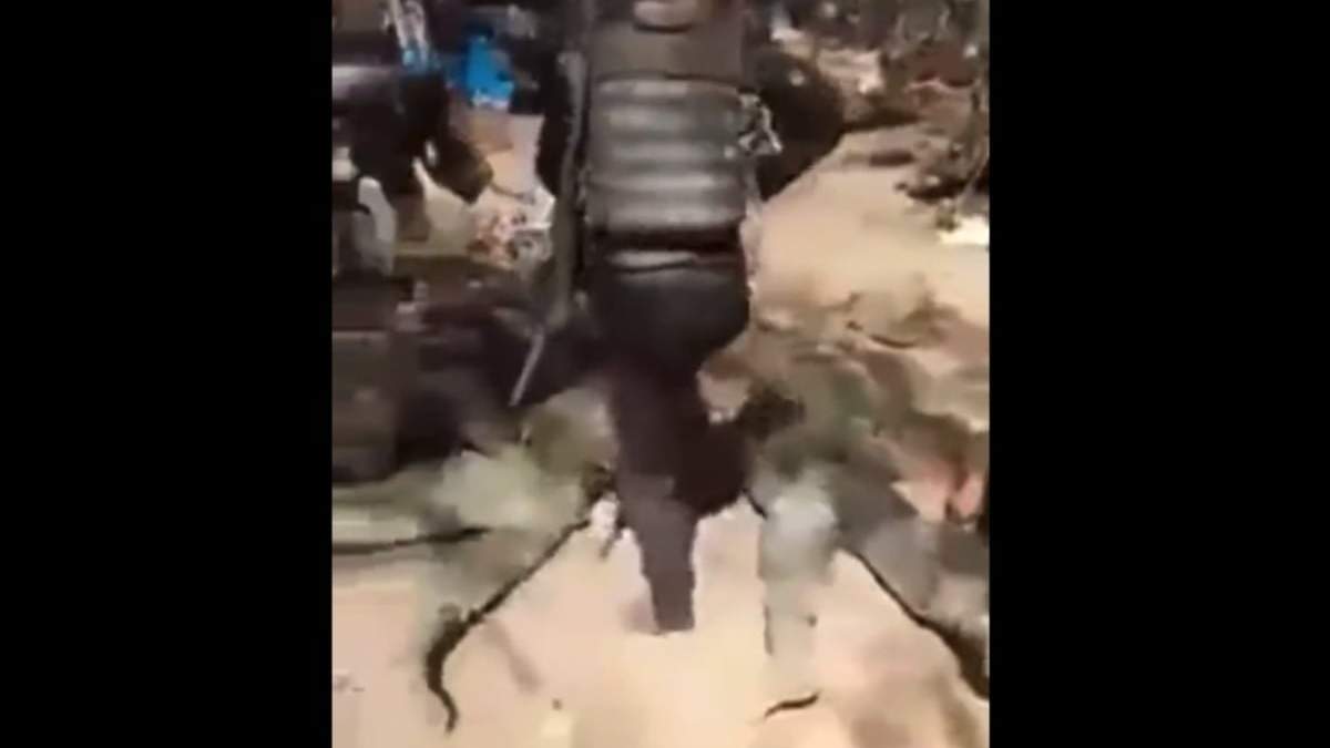 El video muestra a los soldados siendo pateados por los sicarios