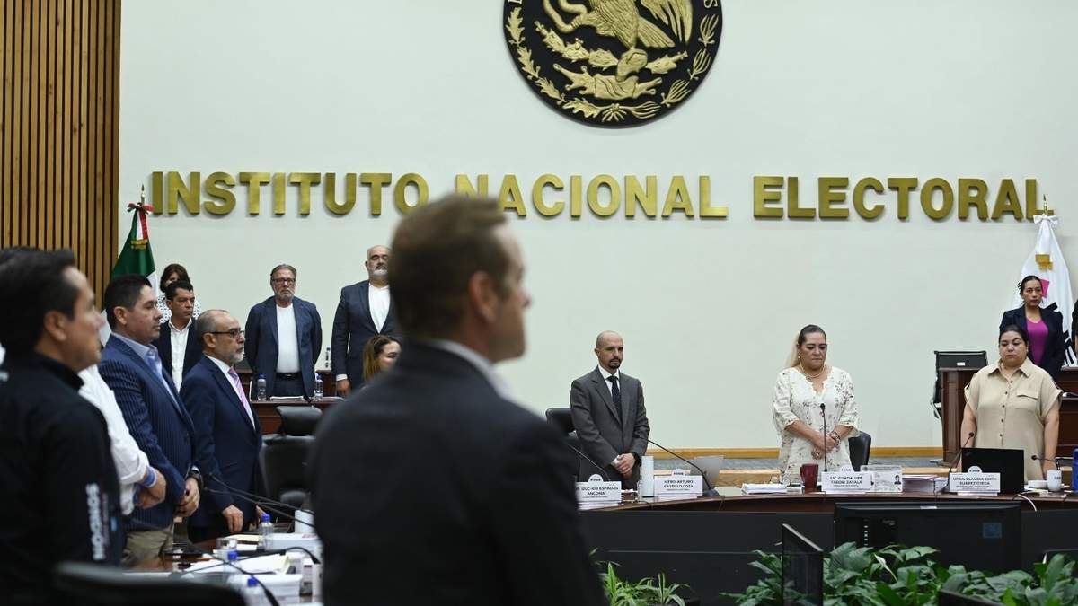 Consejeros y representantes de los partidos guardaron un minuto de silencio por todos los candidatos que han sido asesinados durante el proceso electoral