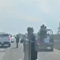 Policía estatal de Sinaloa apunta su arma hacia reportero en Culiacán (Video)