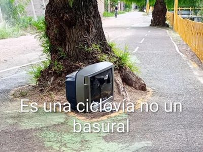 Indignación en Luján de Cuyo: tiran un televisor viejo en plena ciclovía