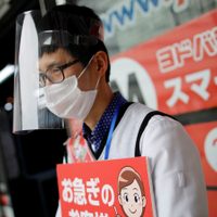 Japón comienza a volver a la normalidad con la apertura de colegios y comercios
