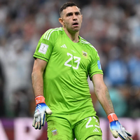 Baila el Dibu Martínez: la nueva regla que implementaría la FIFA y beneficiaría al arquero de la Selección