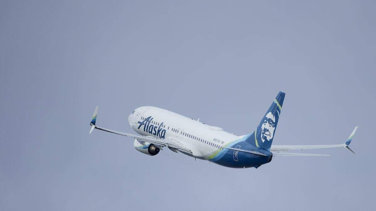 El vuelo 794 de Alaska Airlines, un avión Boeing 737-800, despega del aeropuerto internacional de Portland en Portland, Oregon