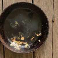 No se te ocurra tirar tu vieja sartén oxidada, transformala en esta coqueta idea para decorar tu living