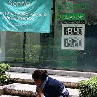 El peso frena racha de pérdidas por alza en petroprecios; se oferta en 18.10 por dólar