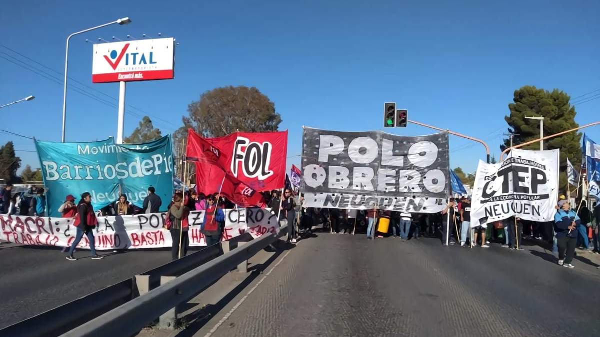 Movilización sobre la ruta N° 22, camino al puente carretero Neuquén-Cipolletti. Fuente: (Twitter)