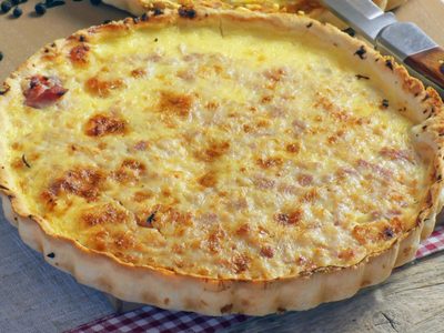 Tarta de queso con cebolla y champiñones: una delicia que te resolverá el próximo almuerzo o cena