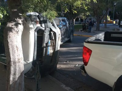 Fuerte choque en el alto de Neuquén: impactó contra dos autos estacionados y uno de ellos, volcó