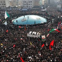 Miles de iraníes exigen venganza por el asesinato de Soleimani