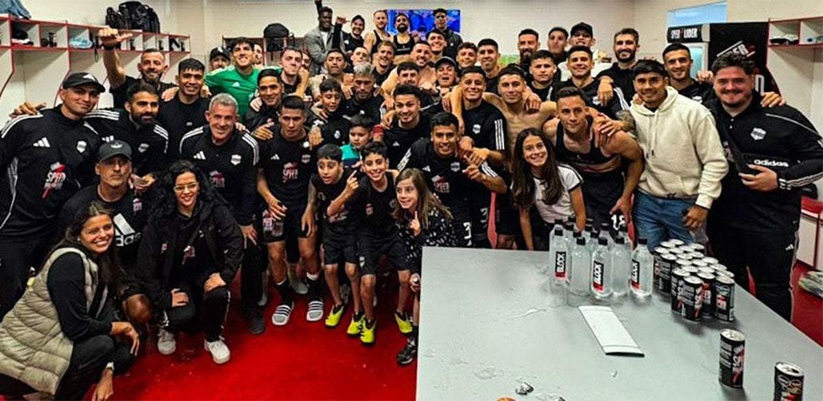 Festejo en el vestuario de Riestra con más gente que en las tribunas.