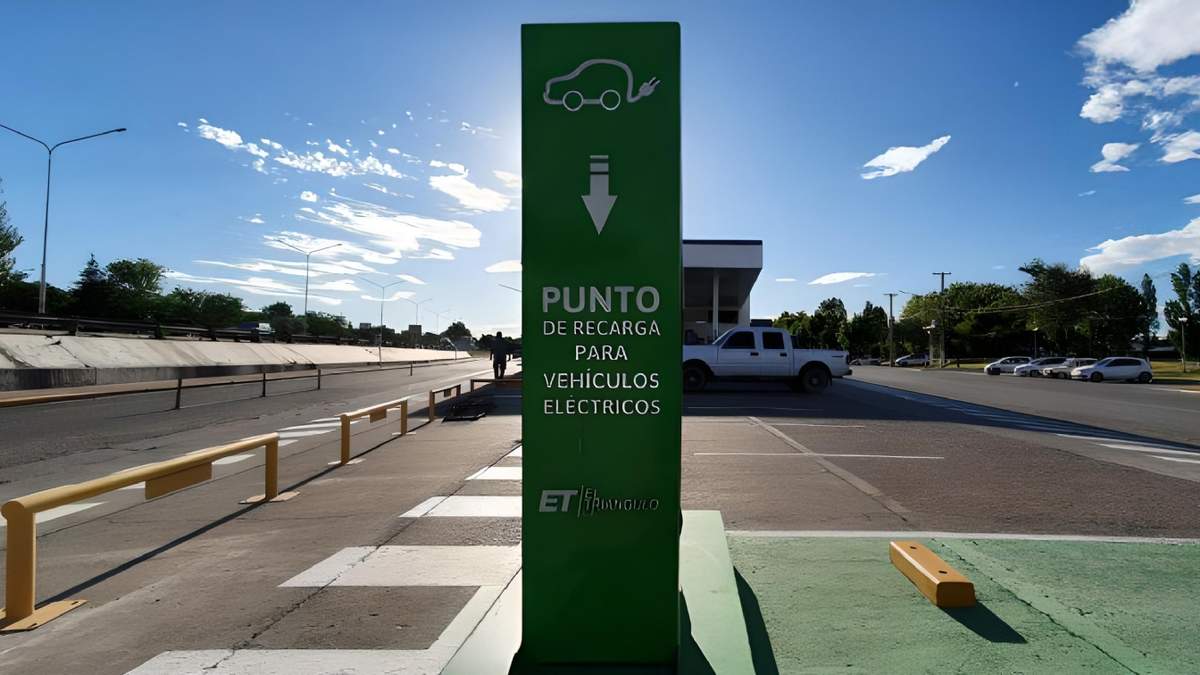 El caragador ubicado en el ingreso a Plottier. Fuente: (Twitter)