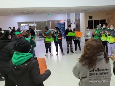 Personal del hospital de Roca exige que trasladen a un paciente muy violento