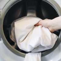 El truco de las lavanderías para dejar tus sábanas blancas como nuevas en pocos minutos