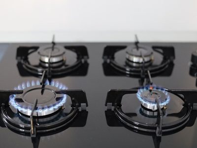 El trucazo de la abuela para quitarle las manchas negras a las hornallas de la cocina y dejarlas impecables