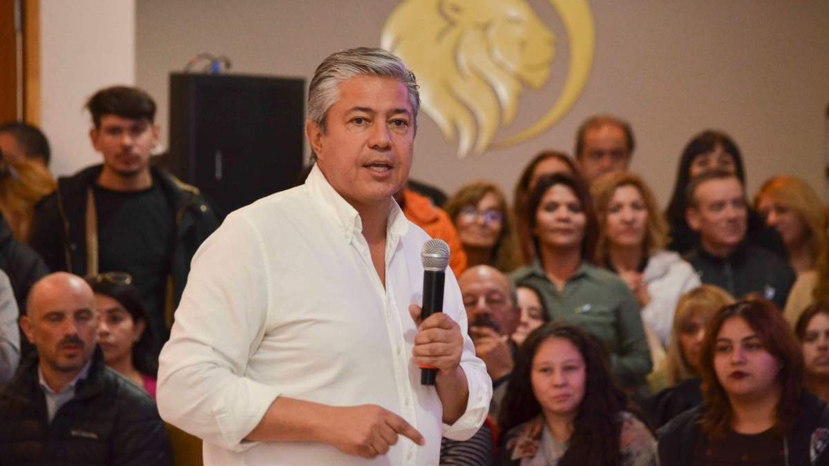 Rolando Figueroa en Plaza Huincul. Fuente: (Prensa Figueroa)
