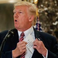 Trump vuelve a culpar a antirracistas y a supremacistas blancos por violencia en Virginia