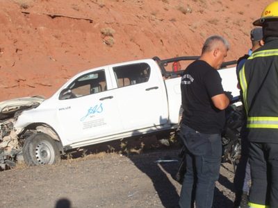 Iba con el celular mientras manejaba y provocó un siniestro vial que terminó con cuatro heridos