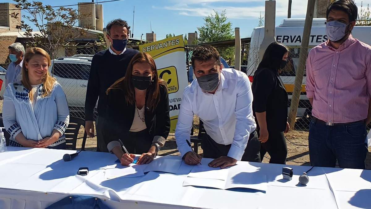 Darío Martínez en la firma del convenio. Fuente: (Twitter)