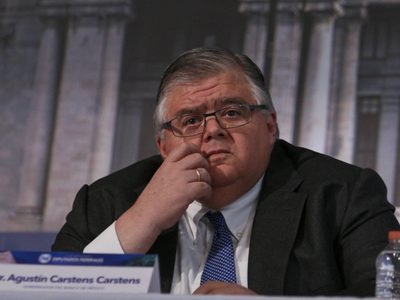Carstens vuelve a México y calla en medio de cuestionamientos a Banxico y acusaciones de narcolavado