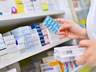 Nuevo revés para el DNU: la justicia suspendió la venta de medicamentos fuera de las farmacias