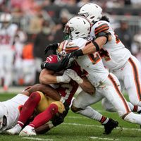 Incertidumbre en 49ers por lesiones de McCaffrey y Samuel en derrota contra Browns