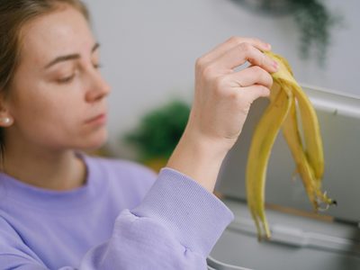 El efectivo fertilizante para el jardín con cáscaras de banana