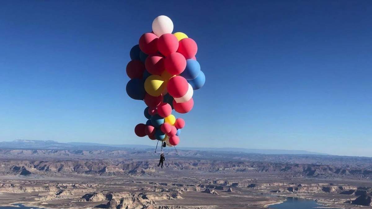 El ilusionista voló sobre el desierto de Arizona. Fuente: (Twitter)