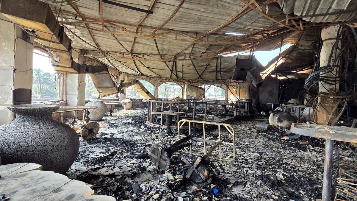El interior calcinado de un club nocturno que se incendió la madrugada del domingo se ve en Arpora, Goa, India