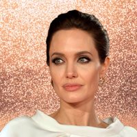 Colores ocres y vestido vintage: Angelina Jolie se lució con todos sus hijos en la alfombra roja