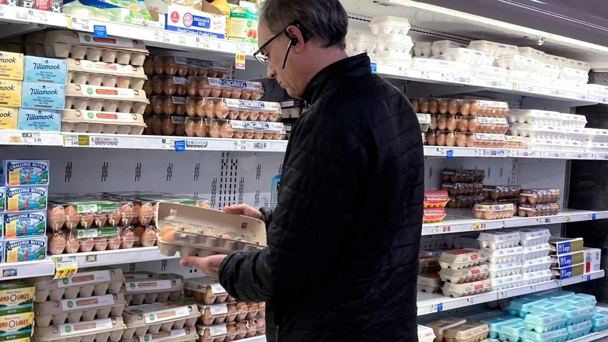 Un comprador revisa los huevos antes de comprarlos en una tienda de comestibles en Glenview, Illinois, el martes 10 de enero de 2023