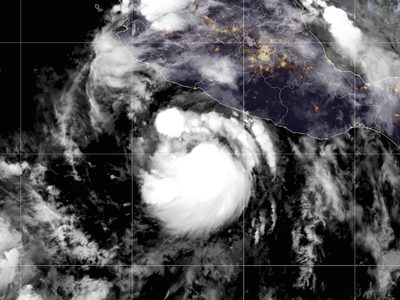 Flossie podría convertirse en huracán categoría 3 frente a costa del Pacífico de México